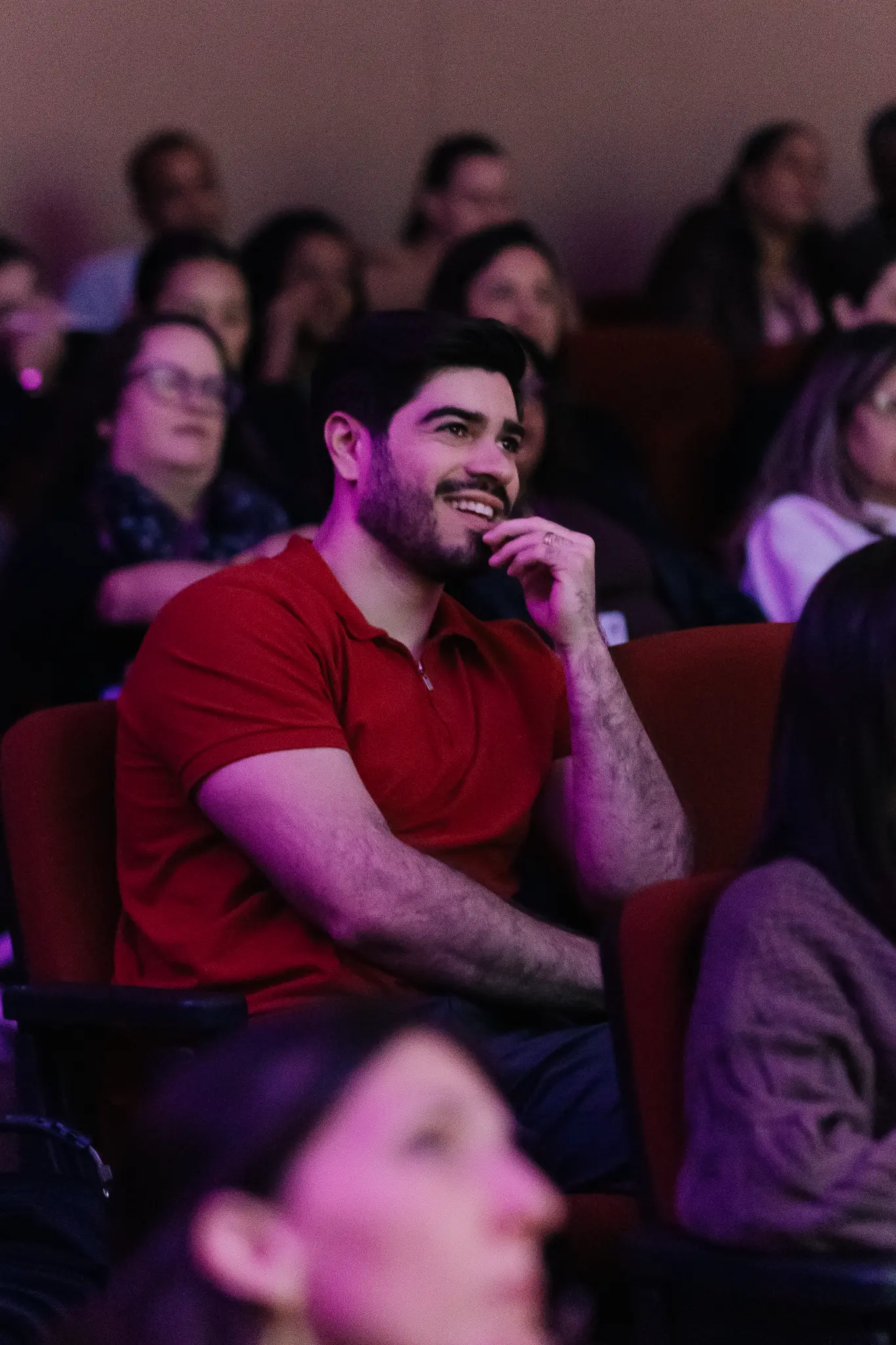 Plateia sorrindo e engajada