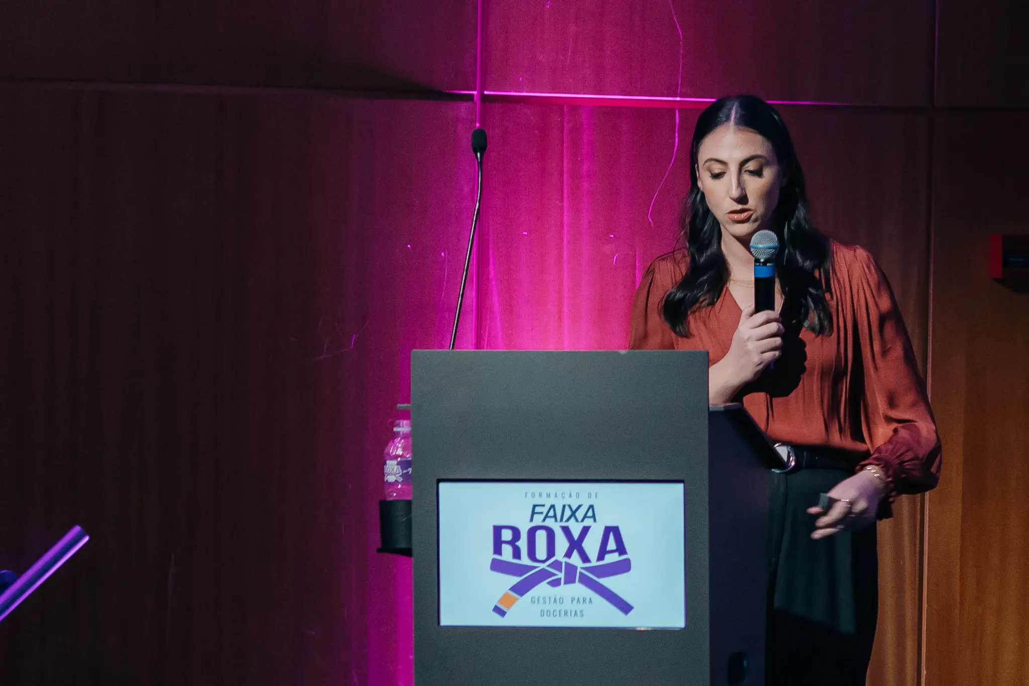 Julia Zinn palestrando